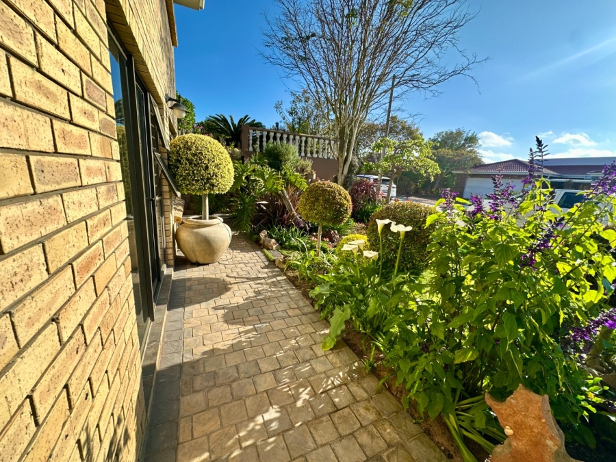 4 Bedroom Property for Sale in Fraaiuitsig Western Cape